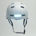 Carica e riproduci il video nel visualizzatore della galleria, White Bicycle Helmet with Built-In Rechargeable Front and Rear Lights, Designed for Enhanced Visibility and Safety for Both Men and Women