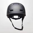 Carica e riproduci il video nel visualizzatore della galleria, Black Skater-Style Bicycle Helmet with Reflective Safety Buckle and Straps, Ideal for Men, Women, Teenagers, and Adults – Crazy Safety